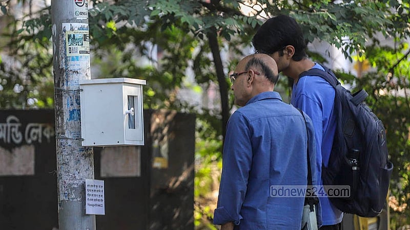 Many visitors to Dhanmondi Lake are exploring the books kept in these bookcases. While such scenes are common abroad, they are now a feature of the capital’s Dhanmondi Lake. Photo: Abdullah al Momin