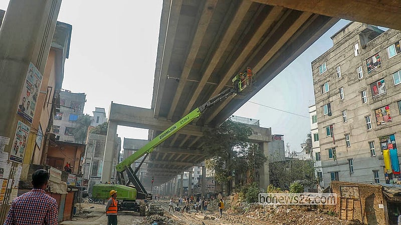 Construction of the Dhaka Elevated Expressway from Karwan Bazar to Kutubkhali in Jatrabari resumed late last year and is now in full swing. Photo: Abdullah Al Momin