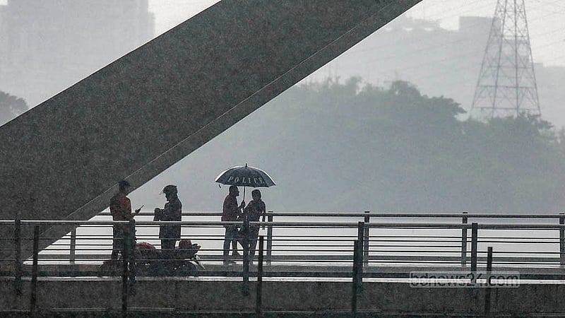 People carrying umbrellas are enjoying the rain in Dhaka’s Hatirjheel.Photo: Mahmud Zaman Ovi