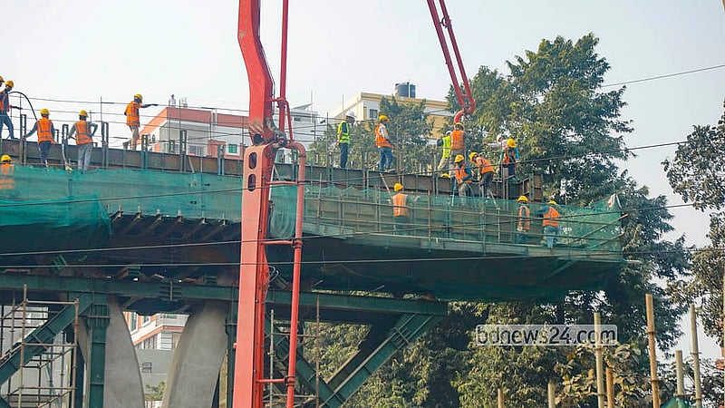 Workers push ahead with construction on the Dhaka Elevated Expressway’s Karwan Bazar–Kutubkhali stretch in Jatrabari. Photo: Abdullah Al Momin
