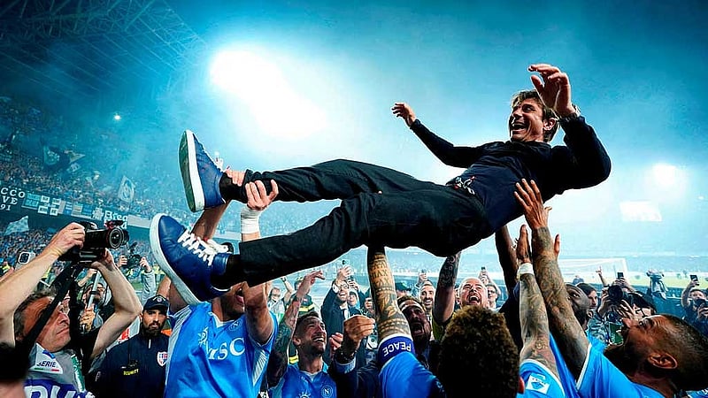 Football - Serie A - Napoli v Cagliari - Stadio Diego Armando Maradona, Naples, Italy - May 23, 2025 Napoli coach Antonio Conte is thrown in the air by his players as they celebrates winning Serie A REUTERS