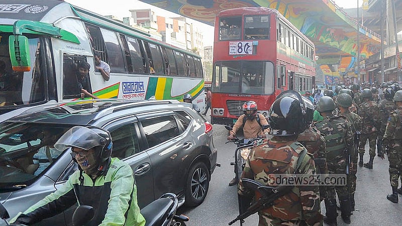 Army personnel clear the roads to ease traffic for commuters in Dhaka’s Mohakhali after drivers of battery-powered rickshaws blocked the roadways for hours to protest against the High Court’s decision to ban their vehicles from the Dhaka metropolitan area.