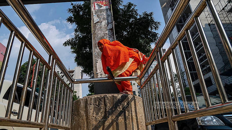 Railings on the road median fail to force jaywalkers to use the footbridge at Shankar in Dhaka’s Dhanmondi. Photo: Mahmud Zaman Ovi