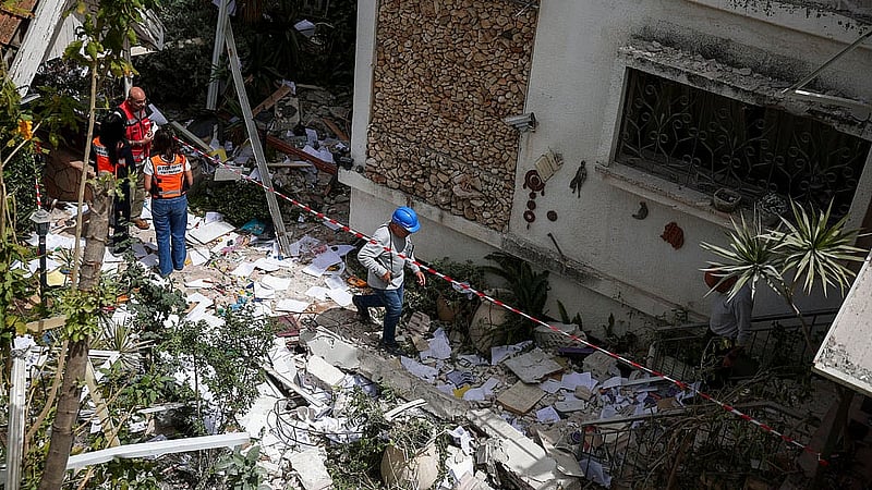 Emergency responders work at an impact site, following a barrage of missiles launched from Iran, amid the U.S.-Israeli conflict with Iran, in Ramat Gan, Israel, April 4, 2026. Photo: Reuters