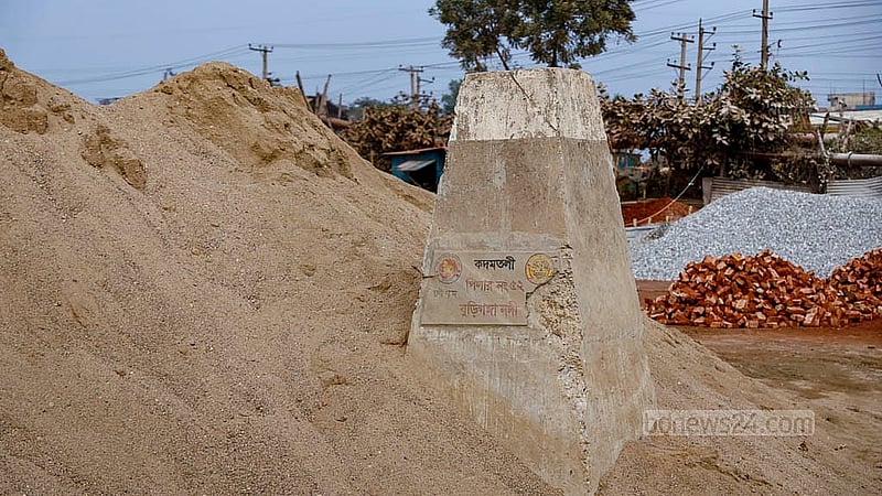 Concrete pillars installed to mark the boundary of the Buriganga River are surrounded by dumped sand, with parts of the riverbank encroached upon. Dredgers are used to deposit the sand along the river’s edge. Photo: Mahmud Zaman Ovi