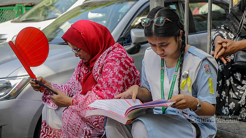 SSC candidates quickly skim through their textbooks one last time before entering the Motijheel Government Girls’ High School centre in Dhaka on Thursday morning on Thursday, Apr 10, 2025. Photo: Mahmud Zaman Ovi