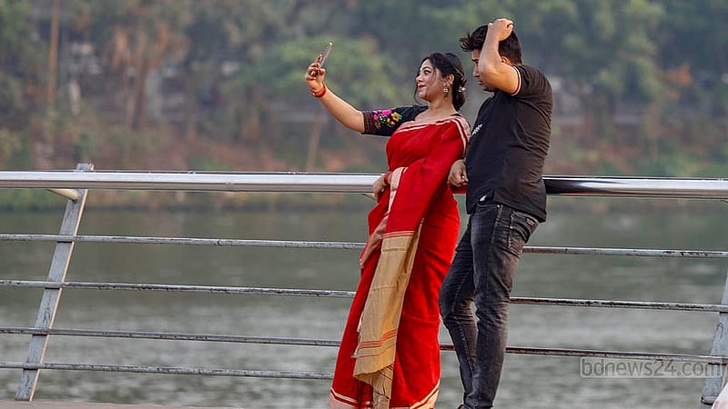 Visitors take selfies against the backdrop of Hatirjheel’s waters to mark their Eid outing on Wednesday, Apr 2, 2025. Photo: Mahmud Zaman Ovi