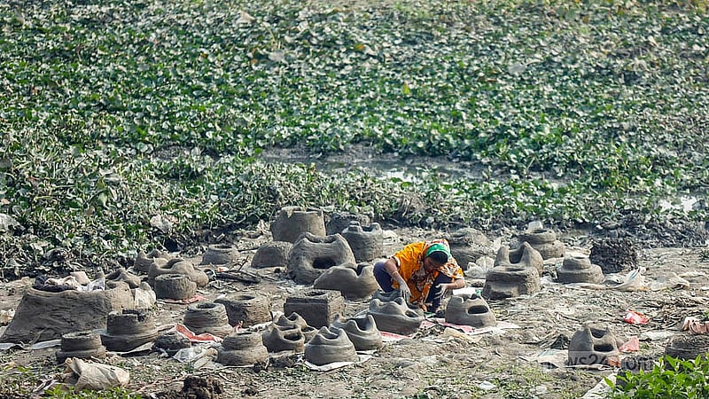 Clay stoves made from Buriganga River mud are sold according to size, with prices ranging from Tk 300 to Tk 1,000.Photo: Mahmud Zaman Ovi