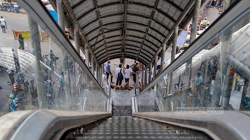 Both ends of the visually striking Farmgate footbridge are equipped with escalators, but they have reportedly been out of service for an extended period, local traders say. Photo: Mahmud Zaman Ovi