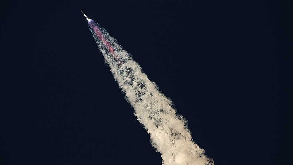 Flight Engine Side View SpaceX catches giant Starship booster