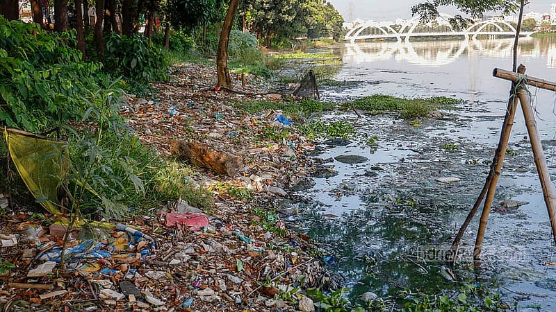 A staircase has been built in the Begunbari section of Hatirjheel in Tejgaon for visitors, but garbage has piled up right in front of it. Photo: Mahmud Zaman Ovi