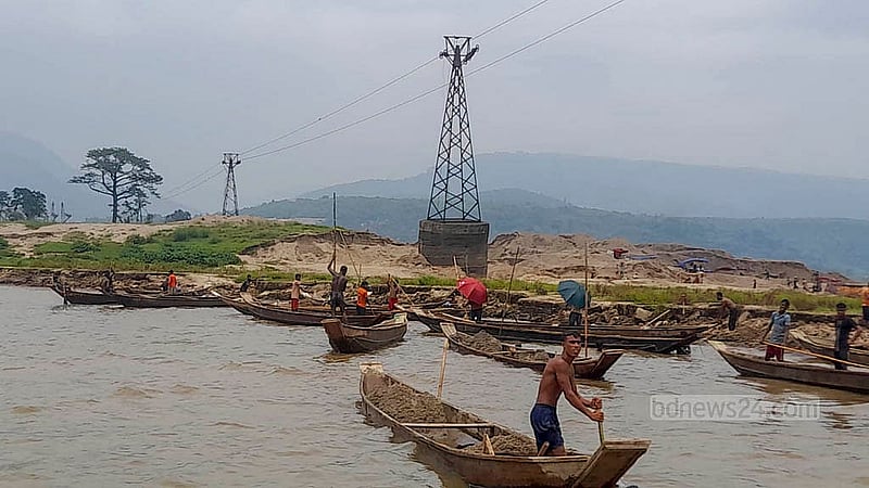 Stones are whisked away at night for transport on small boats in the Bholaganj Shadapathor area of Sylhet's Companiganj Upazila. Photo: Bappa Maitra.