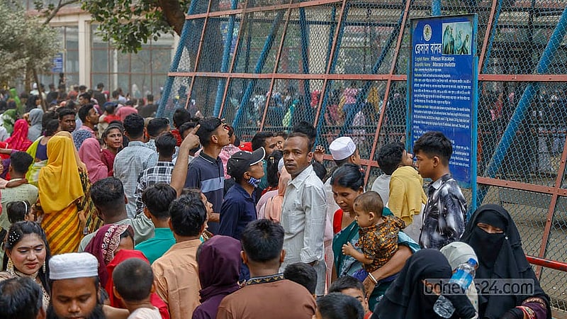Visitors gather outside the cage of monkeys at the National Zoo in Dhaka's Mirpur a day after the Eid on Tuesday, Apr 1, 2025. Photo: Mahmud Zaman Ovi