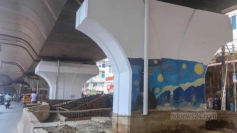 Beautification work of the pillars at Jatrabari-Gulistan flyover is under way while keeping the artworks done by the students during the July movement intact. Photo: Abdullah Al Momin