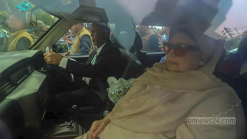 BNP Chairperson Khaleda Zia’s motorcade en route from Dhaka’s Hazrat Shahjalal International Airport to her Gulshan home Feroza on Tuesday, May 6, 2025. Photo: Mahmud Zaman Ovi