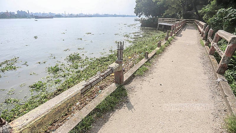 There are also claims that iron rods from the protective barriers of the riverside walkway along the Buriganga River have been removed. Photo taken in Dhaka’s Shyampur Dholeshwar Gudaraghat area by Abdullah al Momin