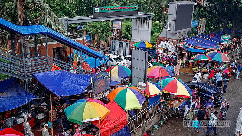 A small, wayside restaurant has been set up on the footpath in front of the main entrance to Shaheed Suhrawardy Medical College in Dhaka. Now, two people can hardly walk on the footpath side-by-side. Photo: Mahmud Zaman Ovi