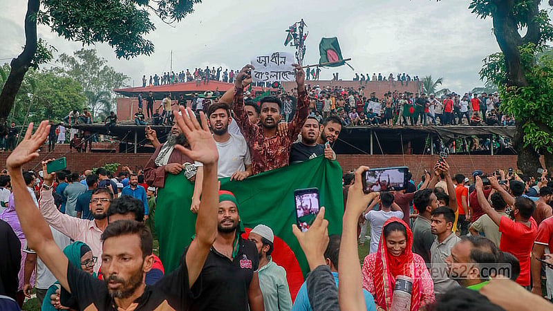 Thousands erupted in joy outside Ganabhaban following Sheikh Hasina’s fall. Photo: Muhammad Mostafigur Rahman