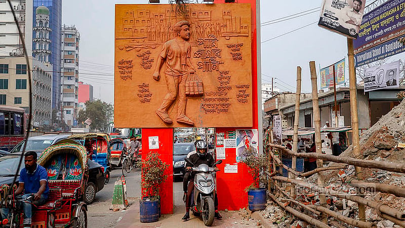 Motorcycles pass through an “Independence Memorial” built on a footpath in Dhaka’s Badda neighbourhood. Photo: Mahmud Zaman Ovi