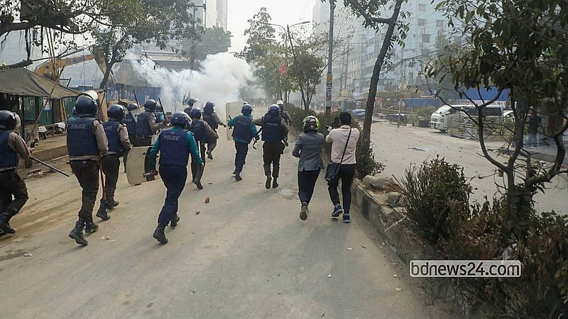 Police clash with mobile traders in Karwan Bazar on Sunday, Jan 04, 2026. Photo: Abdullah al Momin