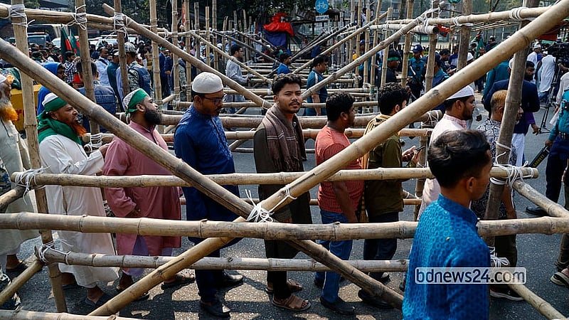 Police carry out security searches on individuals arriving at the Parliament’s South Plaza to attend the funeral prayer of Inqilab Moncho Convenor Sharif Osman bin Hadi. Photo: Mahmud Zaman Ovi