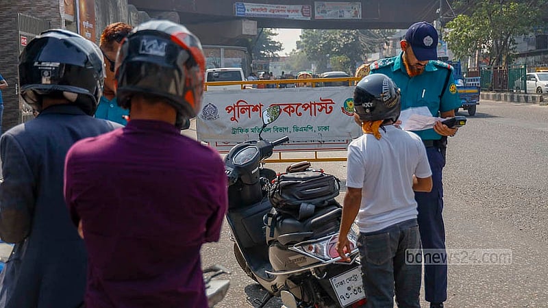 Police set up checkpoints outside the TV Centre in Rampura on Wednesday, Nov 12, 2025, stopping vehicles and pedestrians for questioning. Photo: Mahmud Zaman Ovi