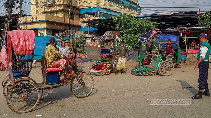 Police were actively seizing and overturning battery-powered rickshaws by the roadside in Dhaka’s Postogola on Thursday afternoon. Photo: Mahmud Zaman Ovi