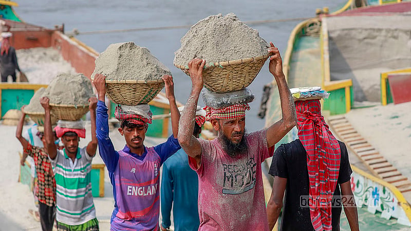 Workers unload sand from a vessel on the bank of the Turag River in Dhaka’s Gabtoli. Photo: Muhammad Mostafigur Rahman