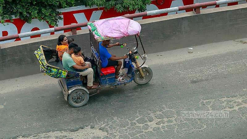 Battery-powered rickshaws are running on Dhaka’s Khilgaon flyover, alongside other vehicles moving at high speeds. The presence of rickshaws on the flyover is causing inconvenience to other drivers. Photo: Mahmud Zaman Ovi