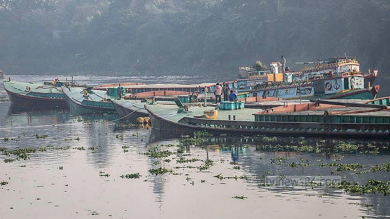 A sand-laden bulkhead gets stranded on a submerged char in the Balu River at Bauler Bazar area in Dhaka’s Demra. The photo was taken at 8:00am on Friday, Jan 10, 2025.  Photo: Abdullah al Momin