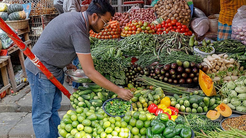 Among fried items during Iftar, aubergines remain a popular choice. At Hatirpool market in Dhaka, aubergines are being sold at Tk 110 to Tk 130 per kg on Thursday, Feb 19, 2026. Photo: Mahmud Zaman Ovi