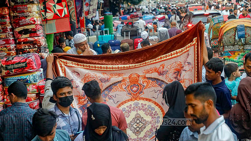 Even without severe winter chill, temporary stalls along GPO Road beside Baitul Mukarram Market have become a busy hub for blanket buyers. Photo: Abdullah Al Momin