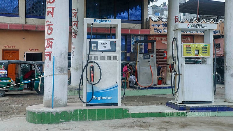 Authorities at a filling station in Dhaka’s Jurain put up a notice on Tuesday, Mar 10, 2026,  after octane stocks ran out. Photo: Abdullah Al Momin