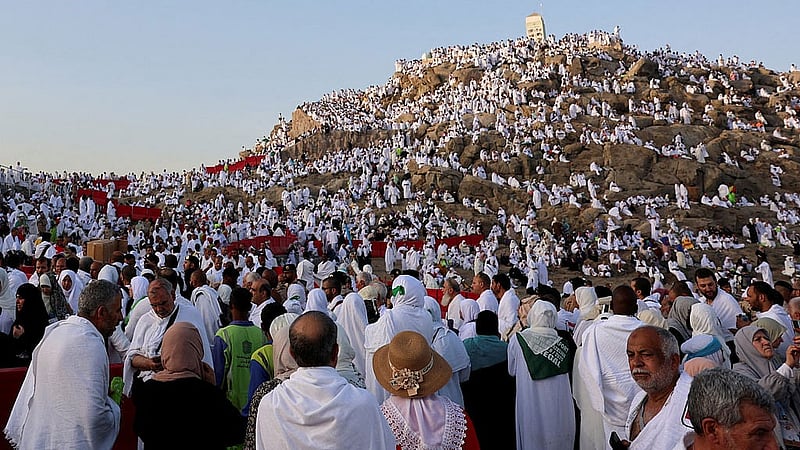 Muslim pilgrims gather at Jabal al-Rahmah, also known as Mount Arafat, during the annual hajj pilgrimage, outside the holy city of Mecca, Saudi Arabia, June 5, 2025. Photo: Reuters