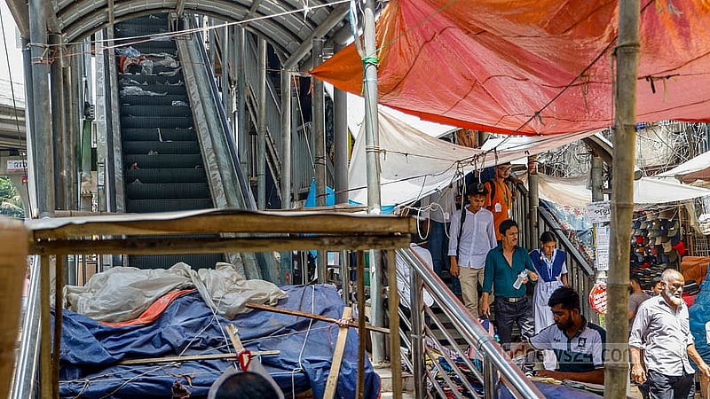 The escalators of the eye-catching Farmgate footbridge in Dhaka remain out of order. A temporary stall has also sprung up at the Tejgaon College entrance to the bridge. Photo: Mahmud Zaman Ovi