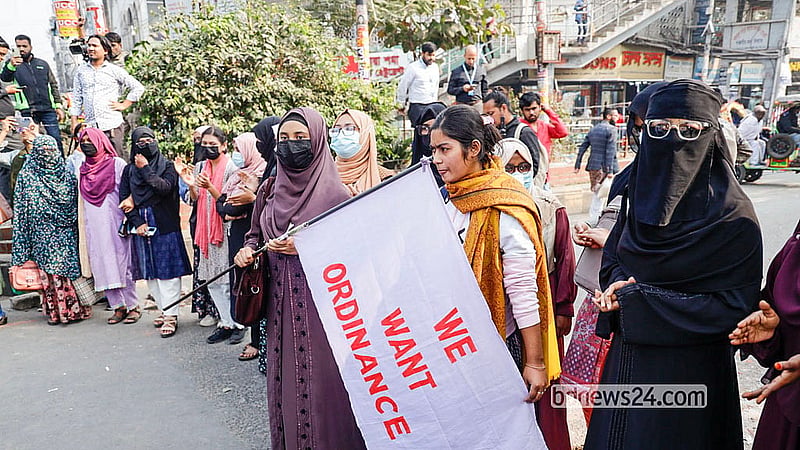 Students block the Science Laboratory intersection in Dhaka on Thursday, Jan 15, 2026, demanding the issuance of the final ordinance to establish Dhaka Central University. Photo: Mahmud Zaman Ovi