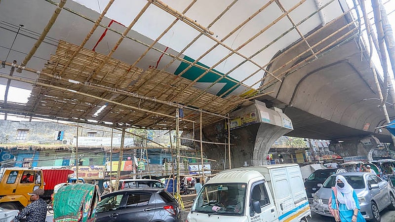 Rickshaw painting is being done as part of the renovation under the Jatrabari-Gulistan Flyover. The photo is clicked at Tikatuli. Photo: Abdullah Al Momin