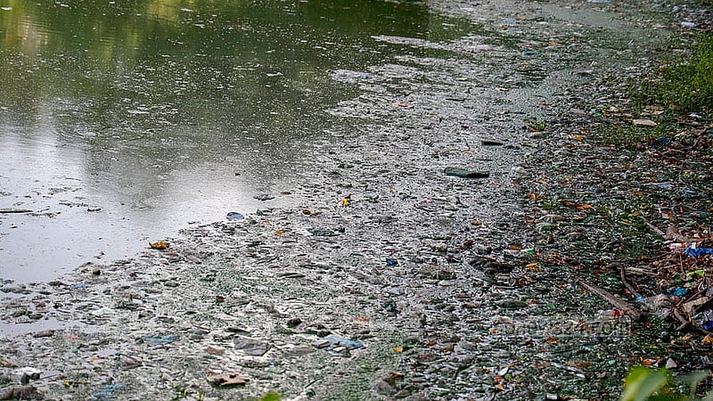 Heaps of rubbish are visible throughout Hatirjheel, giving off a strong, unpleasant odour. Photo: Mahmud Zaman Ovi