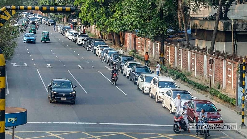 A nearly 2km-long queue of vehicles stretches outside the Trust Filling Station at Tejgaon’s Ellenbari on Monday, Mar 23, 2026. Photo: Abdullah Al Momin