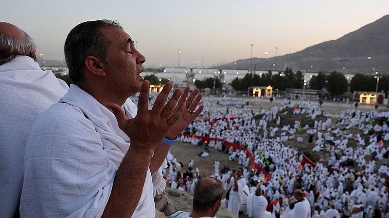 A Muslim pilgrim prays at Jabal al-Rahmah, also known as Mount Arafat, during the annual hajj pilgrimage, outside the holy city of Mecca, Saudi Arabia, June 5, 2025. Photo: Reuters