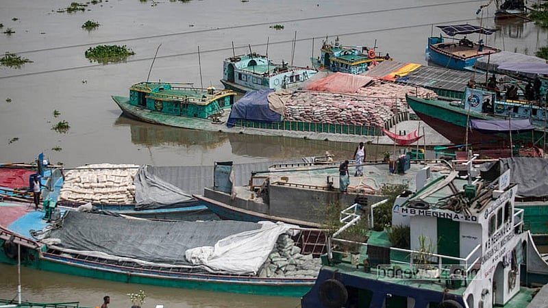 Cement is first brought by barge from various factories to Keraniganj's Char Kundalia under Dhaleshwari Bridge No. 1. From there, it is taken onward by road. Photo: Abdullah Al Momin