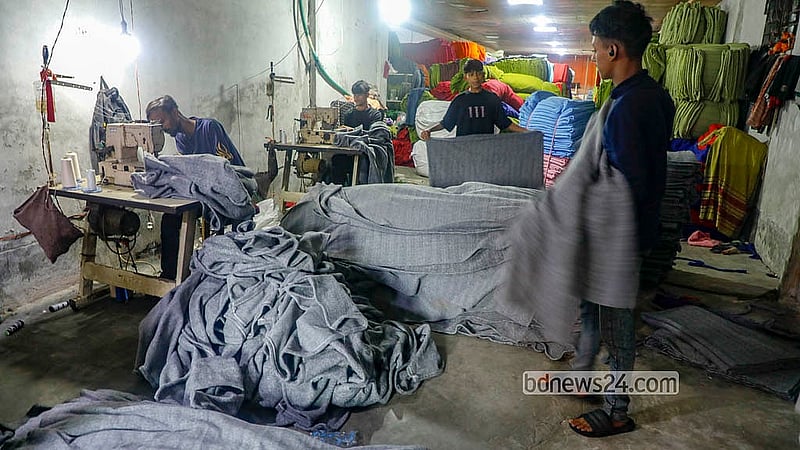 Craftsmen make blankets at a factory in Mitali Market at Siddhirganj’s Signboard. Photo: Abdullah Al Momin