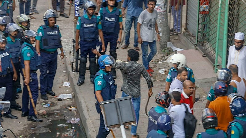 An activist of Bangladesh Chhatra League carries a billhook amid police presence during clashes with anti-quota protesters in the Science Laboratory area of Dhaka on Tuesday, Jul 16, 2024. Photo: Mahmud Zaman Ovi