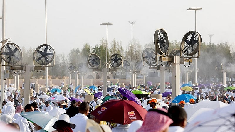Muslim pilgrims gather at Mount of Mercy on the plain of Arafat during the annual hajj pilgrimage, outside the holy city of Mecca, Saudi Arabia, May 26, 2026. Photo: Reuters