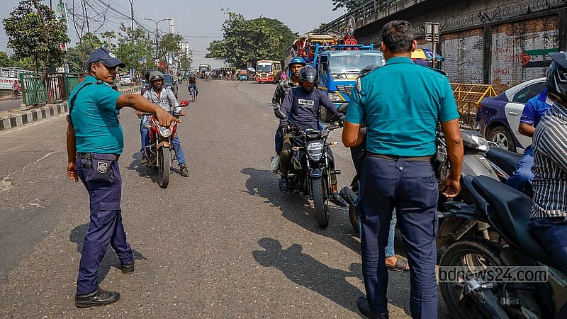 On Wednesday, Nov 12, 2025, police intensified security at almost every major intersection in Dhaka, ahead of the Awami League’s “Dhaka Lockdown” programme. Photo: Mahmud Zaman Ovi