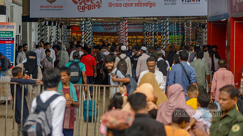 People are leaving Dhaka to celebrate Eid-ul-Azha with their loved ones. A crowd of homebound travellers hit the capital’s Kamalapur Railway Station on Monday, Jun 2, 2025. Photo: Mahmud Zaman Ovi