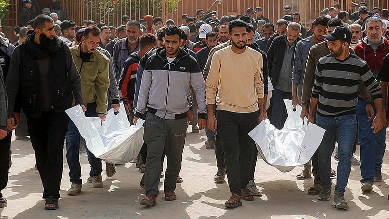 Mourners carry the bodies of Palestinians killed in Israeli strikes, at Nasser hospital, in Khan Younis, in the southern Gaza Strip, April 6, 2025. Photo: Reuters