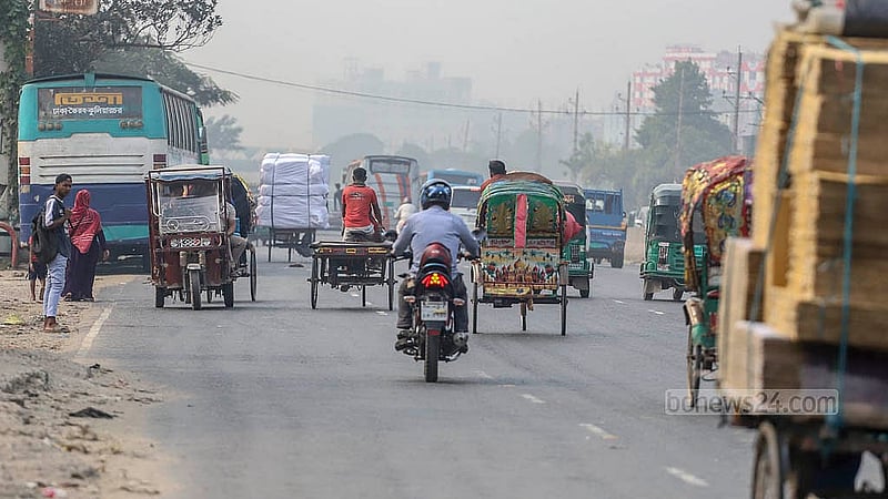Battery-run autorickshaws are running unchecked on the wrong side of the Dhaka-Chattogram highway in Dhaka’s Matuail area. Photo: Abdullah Al Momin.