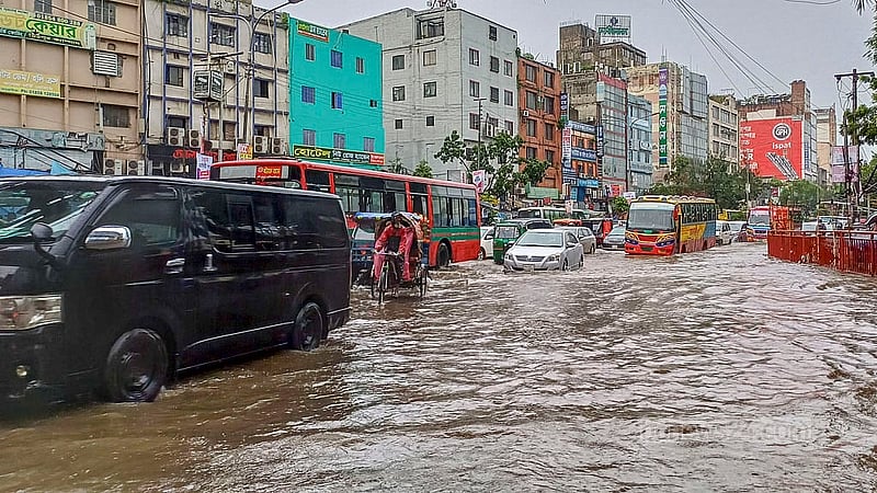 Vehicles struggle to navigate the waterlogged roads in Mirpur-13 after the heavy rain on Tuesday morning, Sept 3, 2024. Photo: Obaidur Masum
