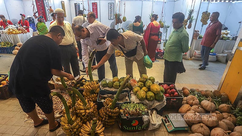 Visitors crowd the hill fruits fair at the Hill Complex at the capital’s Bailey Road. Photo: Abdullah al Momin